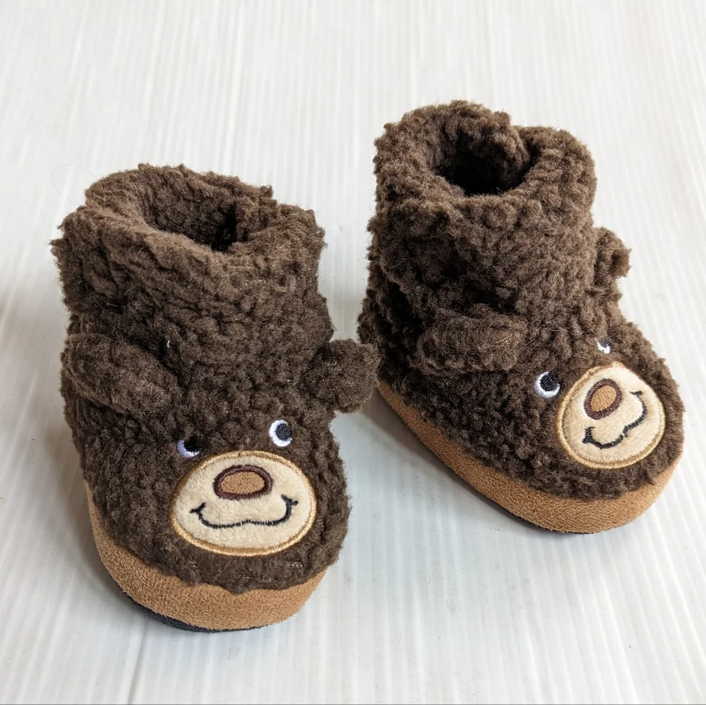OUTDOOR KIDS brown Sherpa bear face slippers size 18-24 months